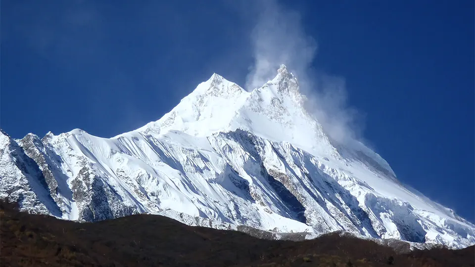 Manaslu's summit with a plume of snow