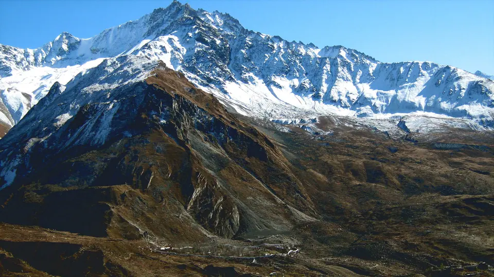 Snow peaks above the upper Marsyangdi valley